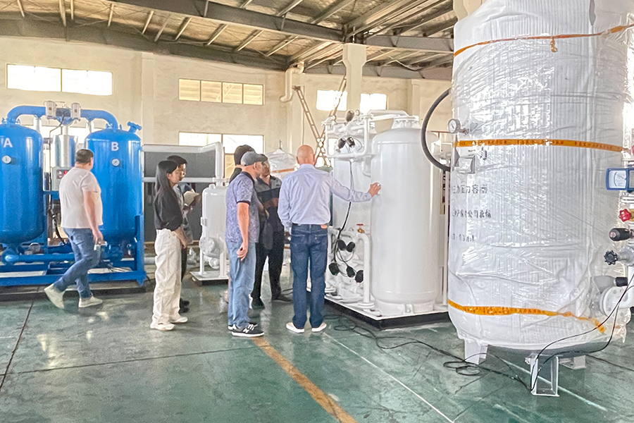 Rusní zákazníci navštívia našu továreň a vyhodnotia vynikajúcu kvalitu generátora dusíka