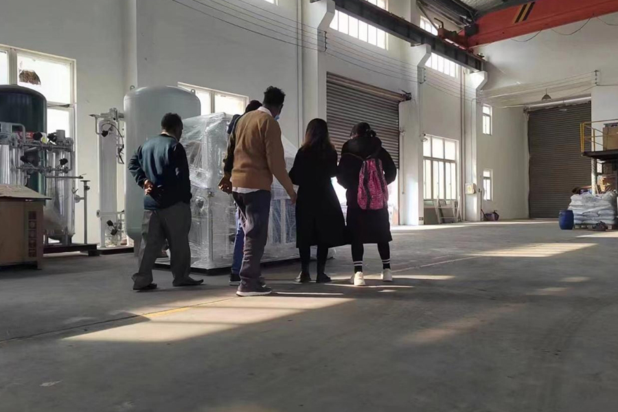 Indický zákazník navštevuje továreň „Jiangsu Luoming“ a atramentovú zmluvu na generátor kyslíka 20nm3/h